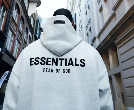 Essential Hoodie: A Timeless Choice for Everyday Streetwear